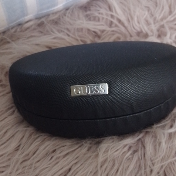 GUESS - Picture 2 of 9